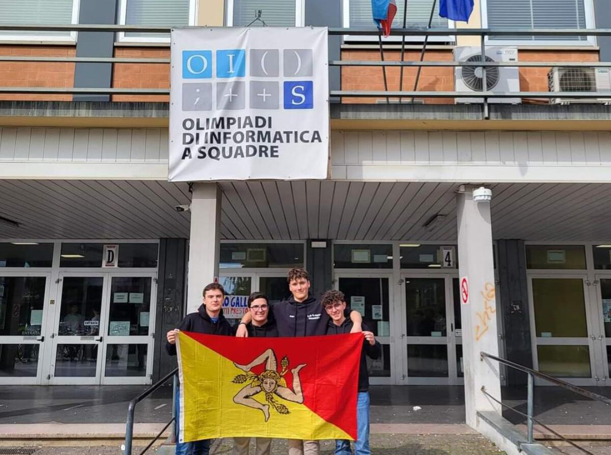 PATERNÒ.  SUCCESSO PER GLI STUDENTI DEL LICEO SCIENTIFICO FERMI AL CAMPIONATO NAZIONALLE DI INFORMATICA A SQUADRE - 