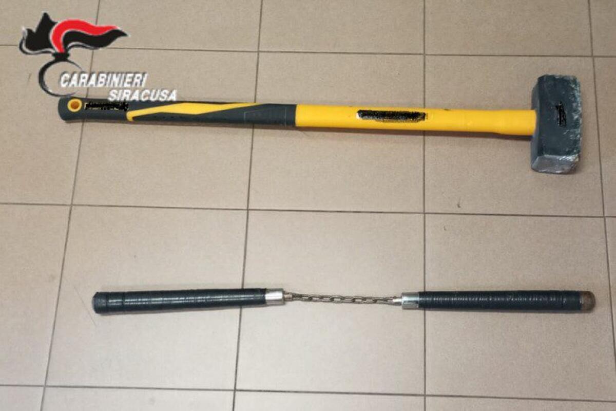 SIRACUSA. MADRE DA CARABINIERI PER DENUNCIALO,LUI ARRIVA CON GROSSA MAZZA - 