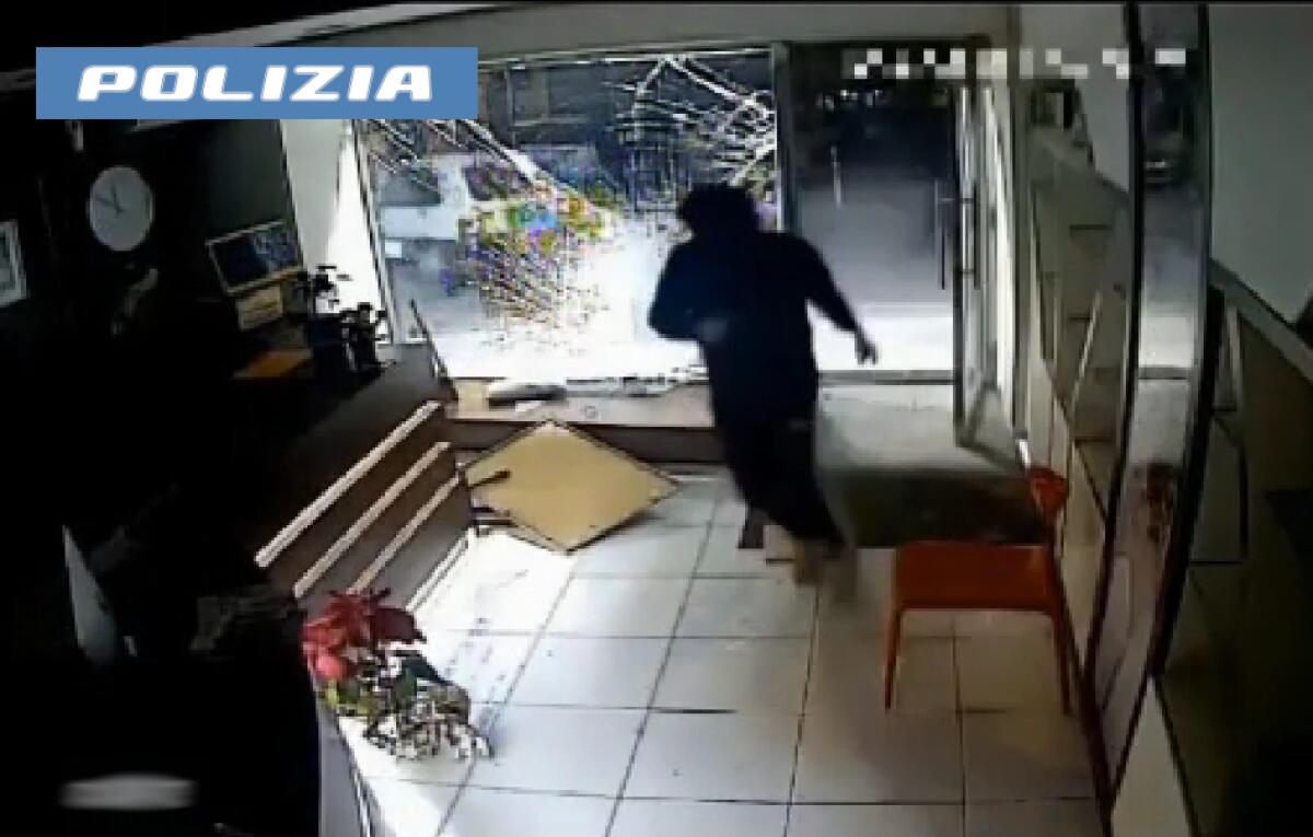 ADRANO. FURTI CON SPACCATA: DAI DOMICILIARI AL CARCERE - 