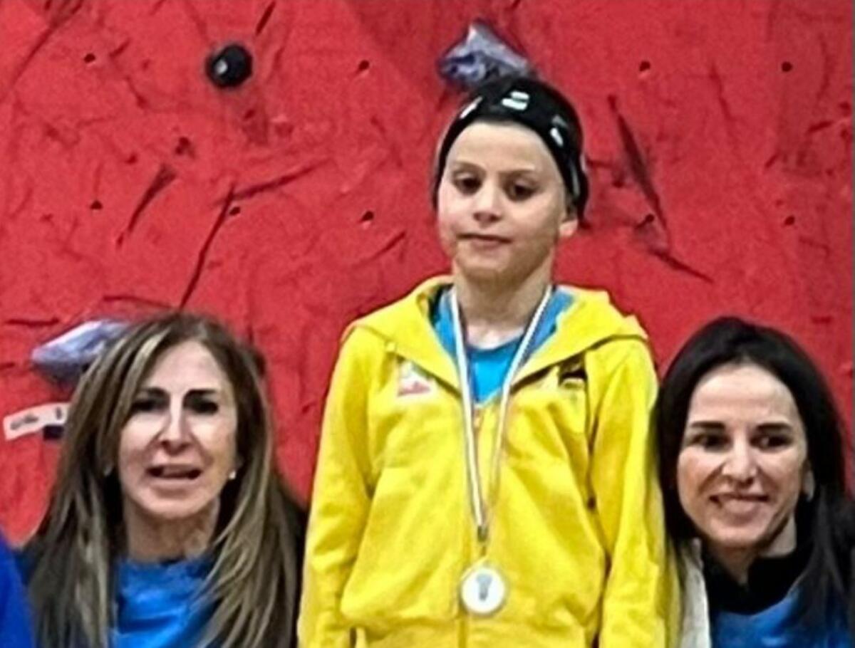 COMUNE DI BELPASSO, IL SINDACO CARLO CAPUTO SI CONGRATULA CON DAVIDE PELLEGRITI, PICCOLO CAMPIONE DI CLIMBING - 