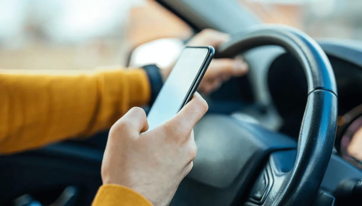 CODICE DELLA STRADA, PATENTE SOSPESA FINO A 15 GIORNI PER CHI USA IL CELLULARE ALLA GUIDA, PER NEOPATENTATI ANCHE AUTO PIÙ POTENTI - 