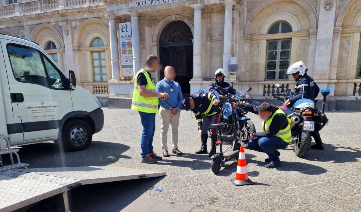 CATANIA. SFRECCIANO COME MOTO, A BORDO DI BICI ELETTRICHE MODIFICATE E SENZA PATENTE: ELEVATE 120MILA EURO - 