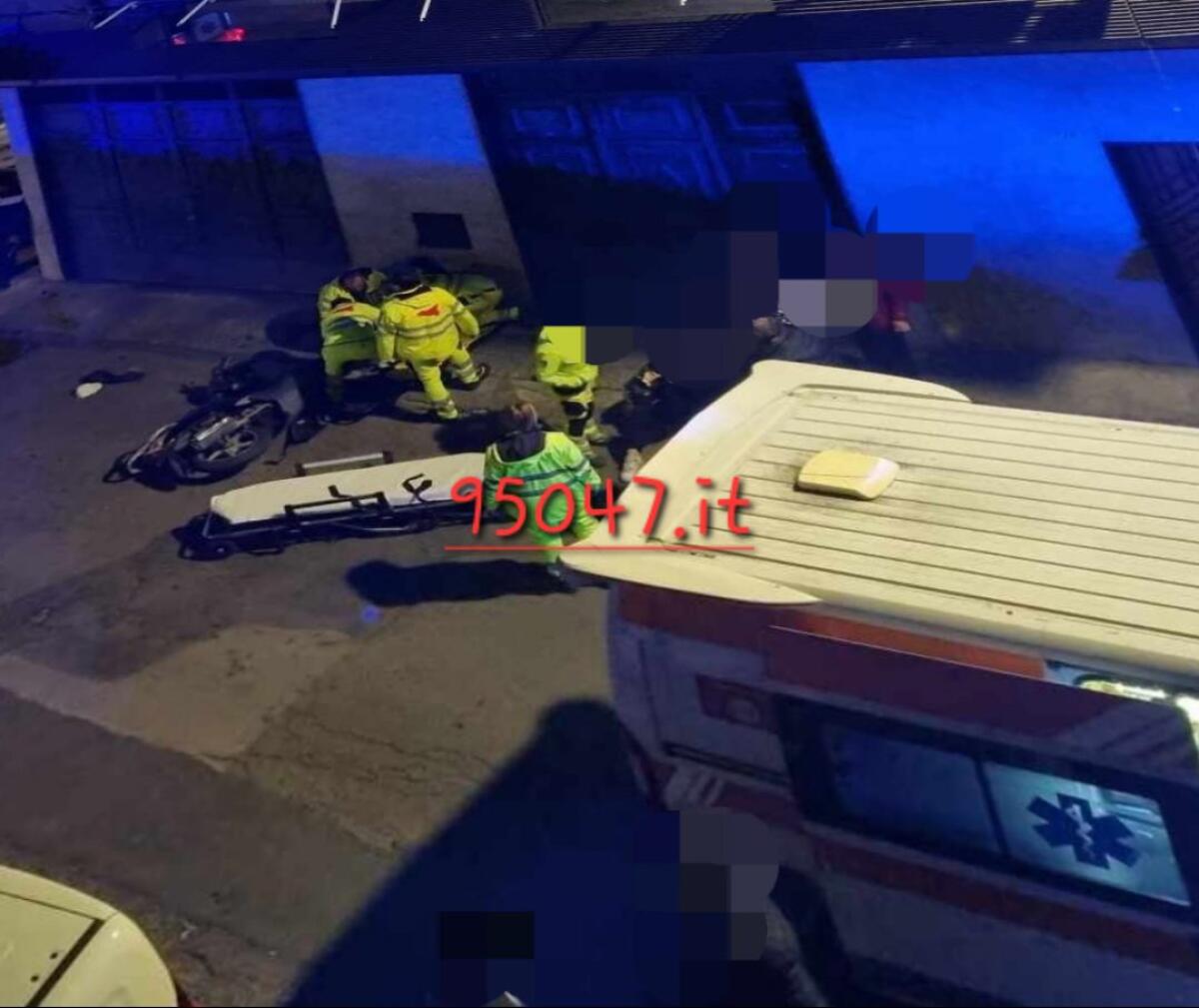 PATERNÒ. SCONTRO NELLA NOTTE TRA UN AUTO ED UNO SCOOTER,  FERITI - 