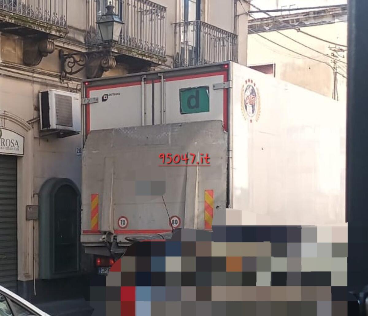 PATERNO': CAMION FERMO 15 MINUTI A  PER LE AUTO IN DIVIETO - 
