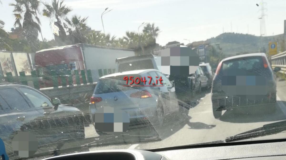 MAXI TAMPONAMENTO SULLA SS121, COINVOLTE ALMENO SEI AUTO - 