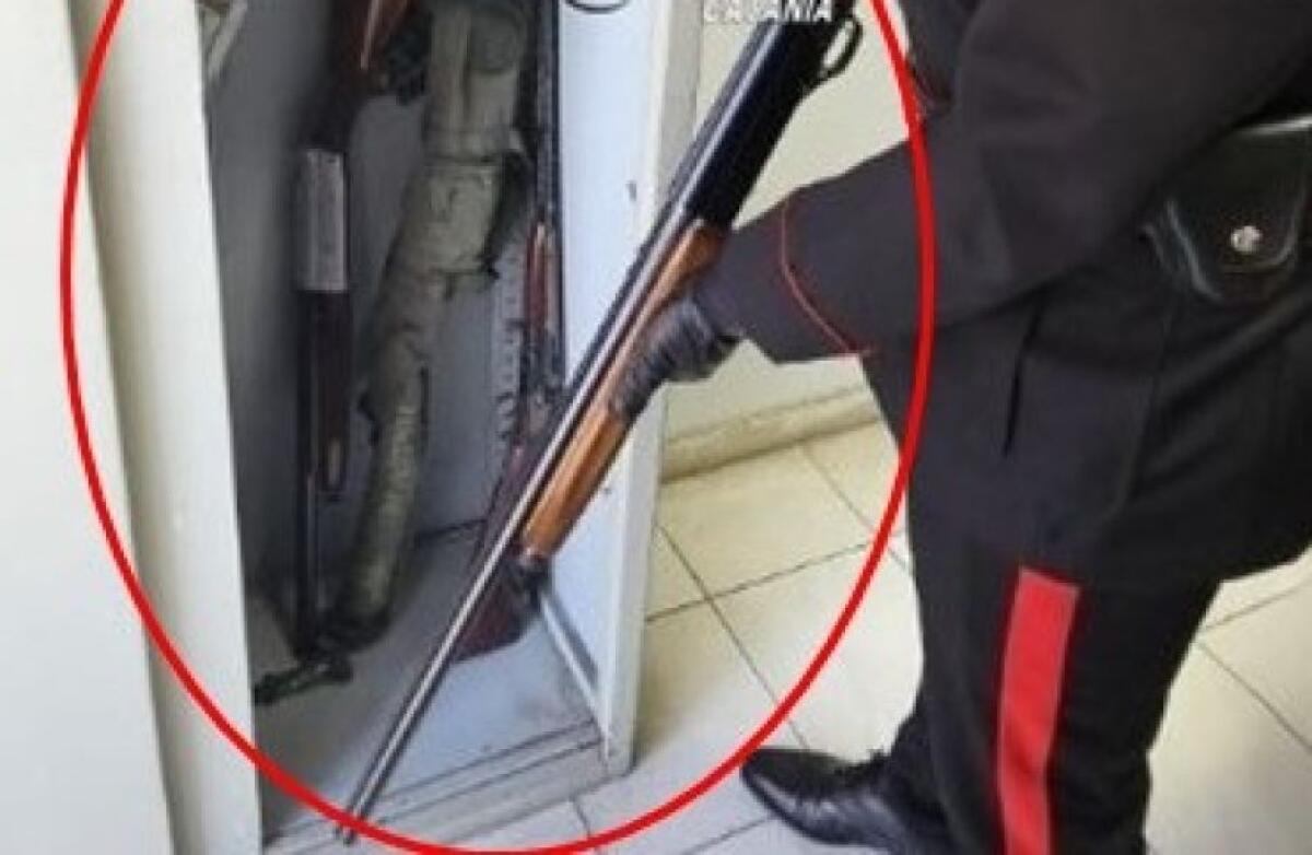 MISTERBIANCO . IN CASA AVEVA 4 FUCILI NON DICHIARATI: ICARABINIERI DENUNCIANO UN 49ENNE - 