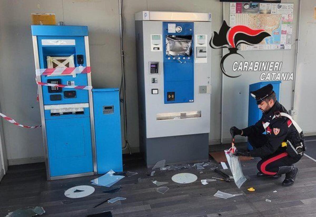 TENTANO DI SCASSINARE UNA BIGLIETTERIA DELLA METROPOLITANA DI NESIMA: ARRESTATO 29 ENNE DI BIANCAVILLA - 