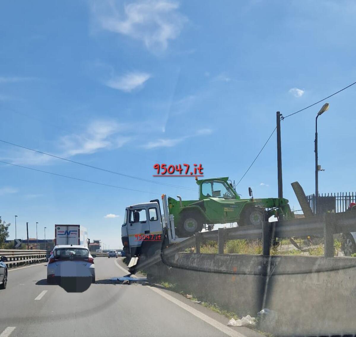 CAMION SFONDA IL GAURD RAIL E RISCHIA DI "CADERE" SULLA SUPERSTRADA 121 - 
