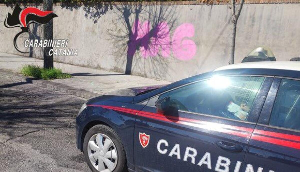 ACIREALE. SORPRESI AD IMBRATTARE LE MURA DELLA VILLA BELVEDERE. DENUNCIATI DAI CARABINIERI - 