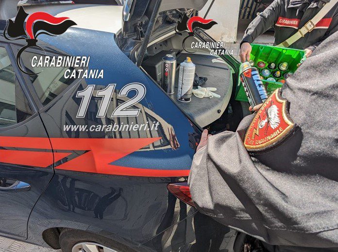 ACIREALE. SORPRESI AD IMBRATTARE LE MURA DELLA VILLA BELVEDERE. DENUNCIATI DAI CARABINIERI