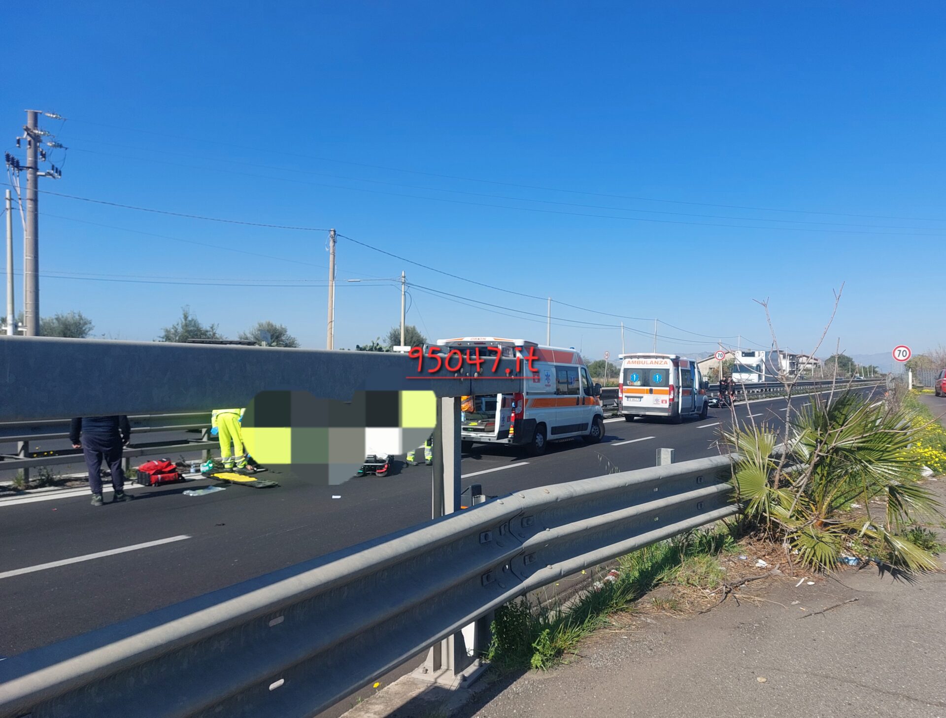 SS 121: GRAVE INCIDENTE TRA PALAZZOLO E PATERNO', MOTOCICLISTA FERITO