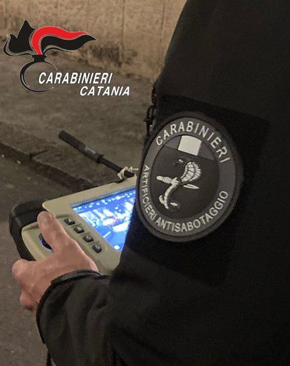 CATANIA. VALIGIA SOSPETTA ABBANDONATA DAVANTI ALLA FACOLTÀ DI SCIENZE POLITICHE. INTERVENTO DEGLI ARTIFICIERI DEI CARABINIERI.
