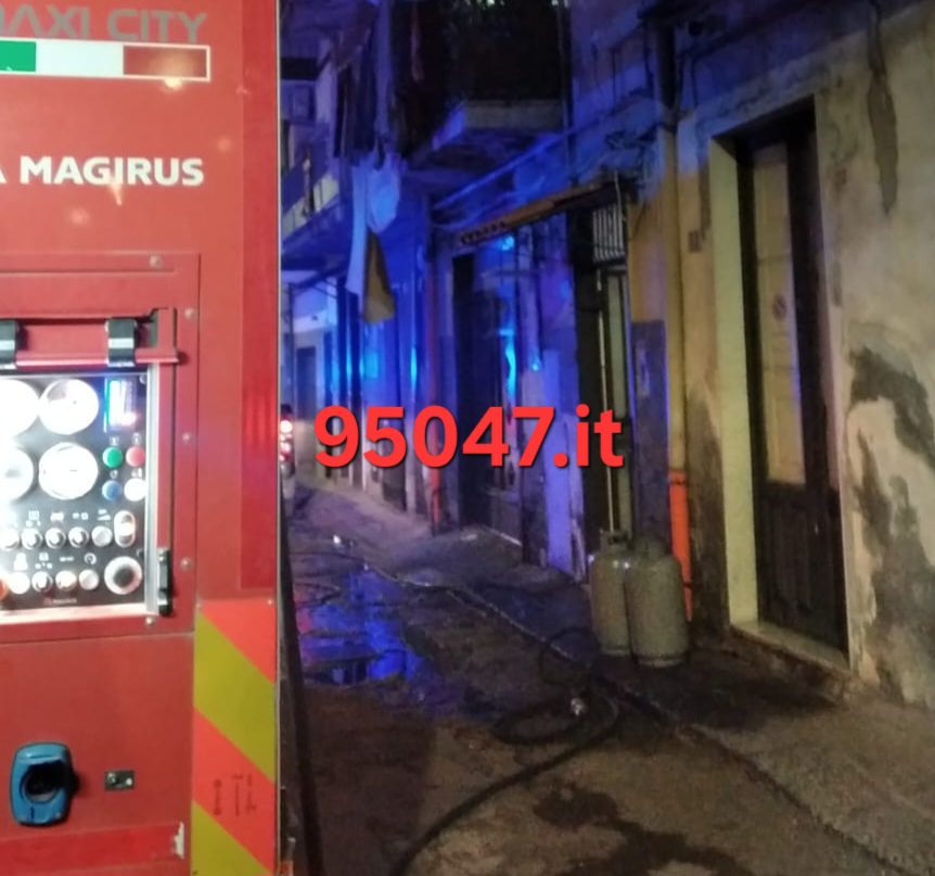 PATERNÒ, INCENDIO IN UN APPARTAMENTO: L’INTERVENTO DEI VIGILI DEL FUOCO HA EVITATO CHE ARRIVASSE A DUE BOMBOLE DI GAS