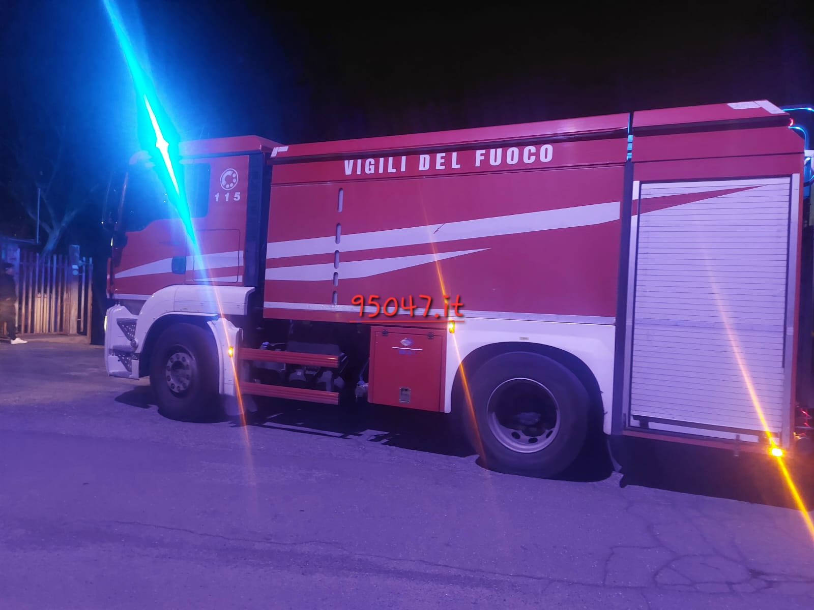 INCENDIO IN UN CAPANNONE A BELPASSO: INTERVENTO IMMEDIATO DEI VIGILI DEL FUOCO