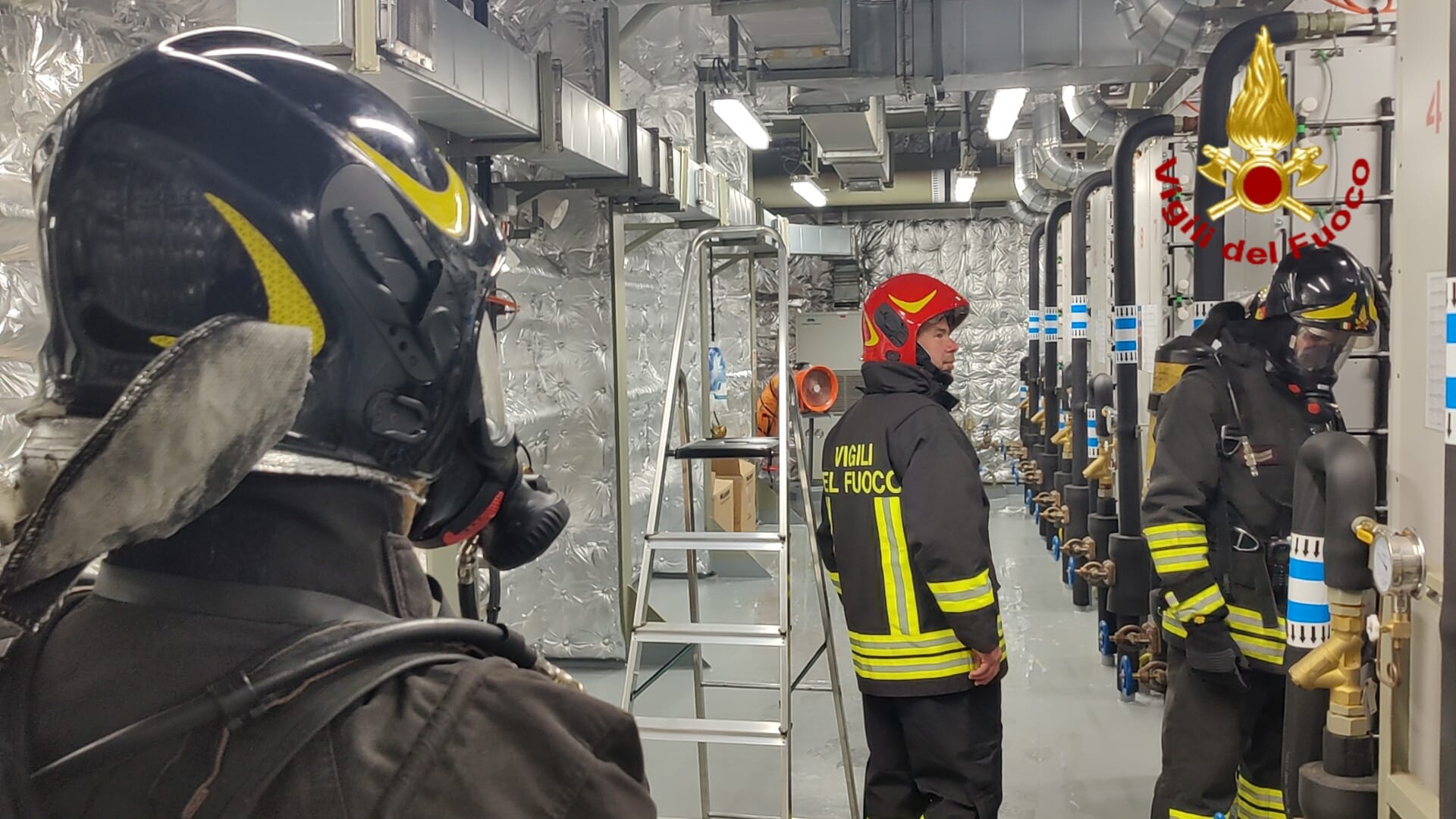 CATANIA, PRINCIPIO DI INCENDIO A BORDO DI UNA NAVE ORMEGGIATA AL PORTO. INTERVENTO DEI VIGILI DEL FUOCO