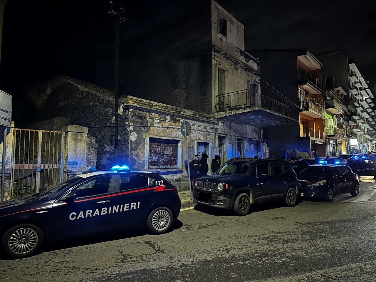 PATERNÒ, CONTROLLI STRAORDINARI DI POLIZIA E CARABINIERI: ARRESTATO 23 ENNE PER DROGA E IDENTIFICATE OLTRE 40 PERSONE