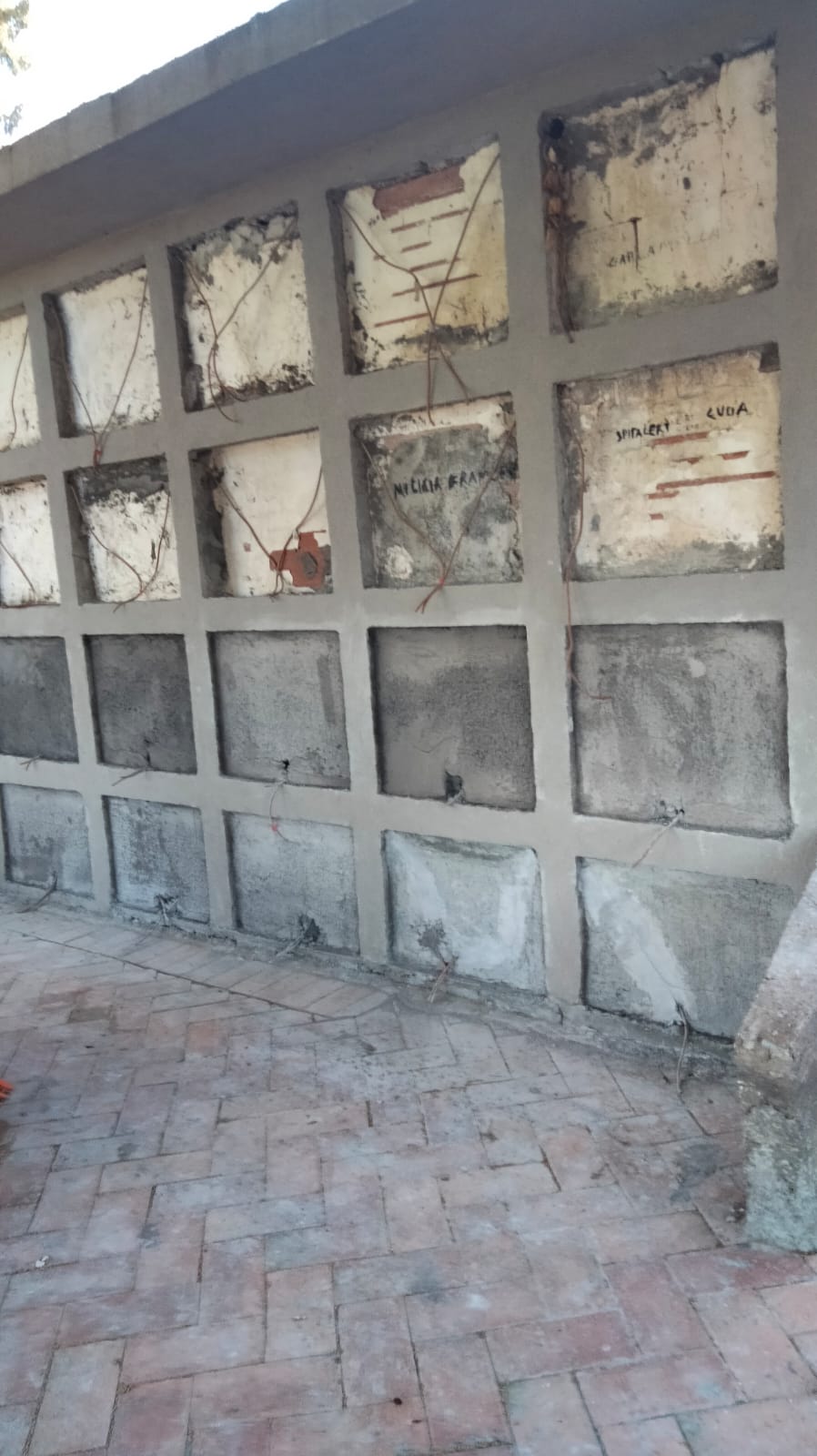 LA SEGNALAZIONE DI UN NOSTRO LETTORE: "SETTE ANNI DI ATTESA PER RIALZARE LA LAPIDE DI MIA MADRE"