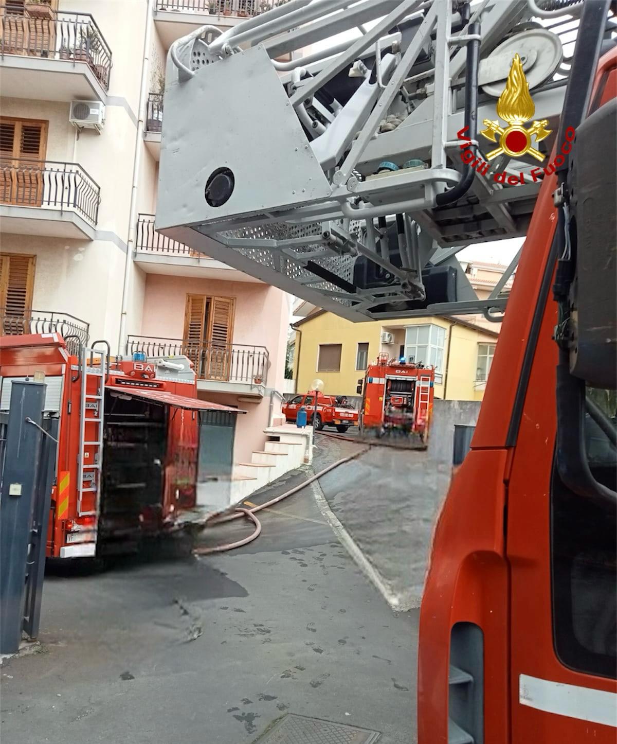 INCENDIO IN UN ABITAZIONE AD ACIREALE, SALVATI DALLE FIAMME DUE ADULTI ED UN BAMBINO