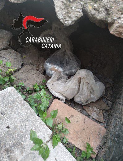 BIANCAVILLA. PUSHER RECIDIVO ARRESTATO DOPO LUNGO APPOSTAMENTO DEI CARABINIERI