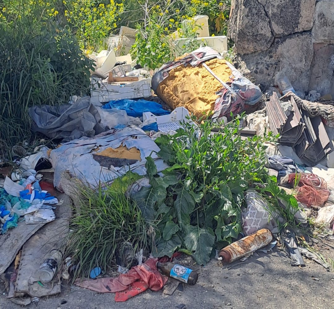LA DISCARICA A CIELO APERTO IN CONTRADA PONTE BARCA, LA SEGNALAZIONE DEI NOSTRI LETTORI