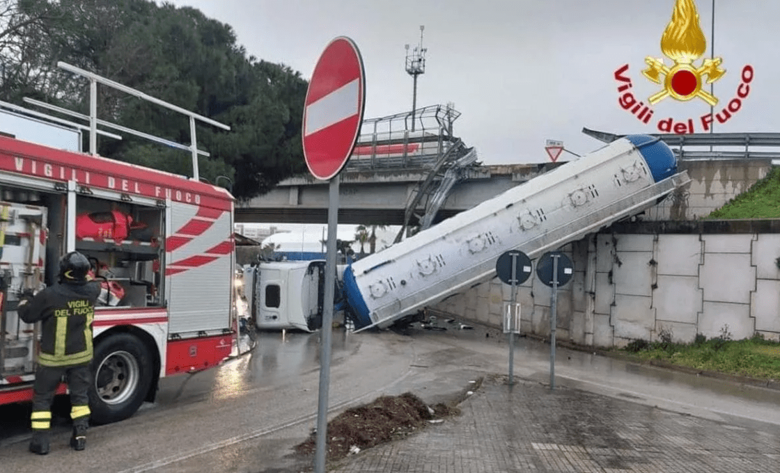 CAMION SFONDA IL GUARD RAIL E CADE DAL CAVALCAVIA A BRINDISI: SALVI CONDUCENTE E I DUE CAGNOLINI A BORDO