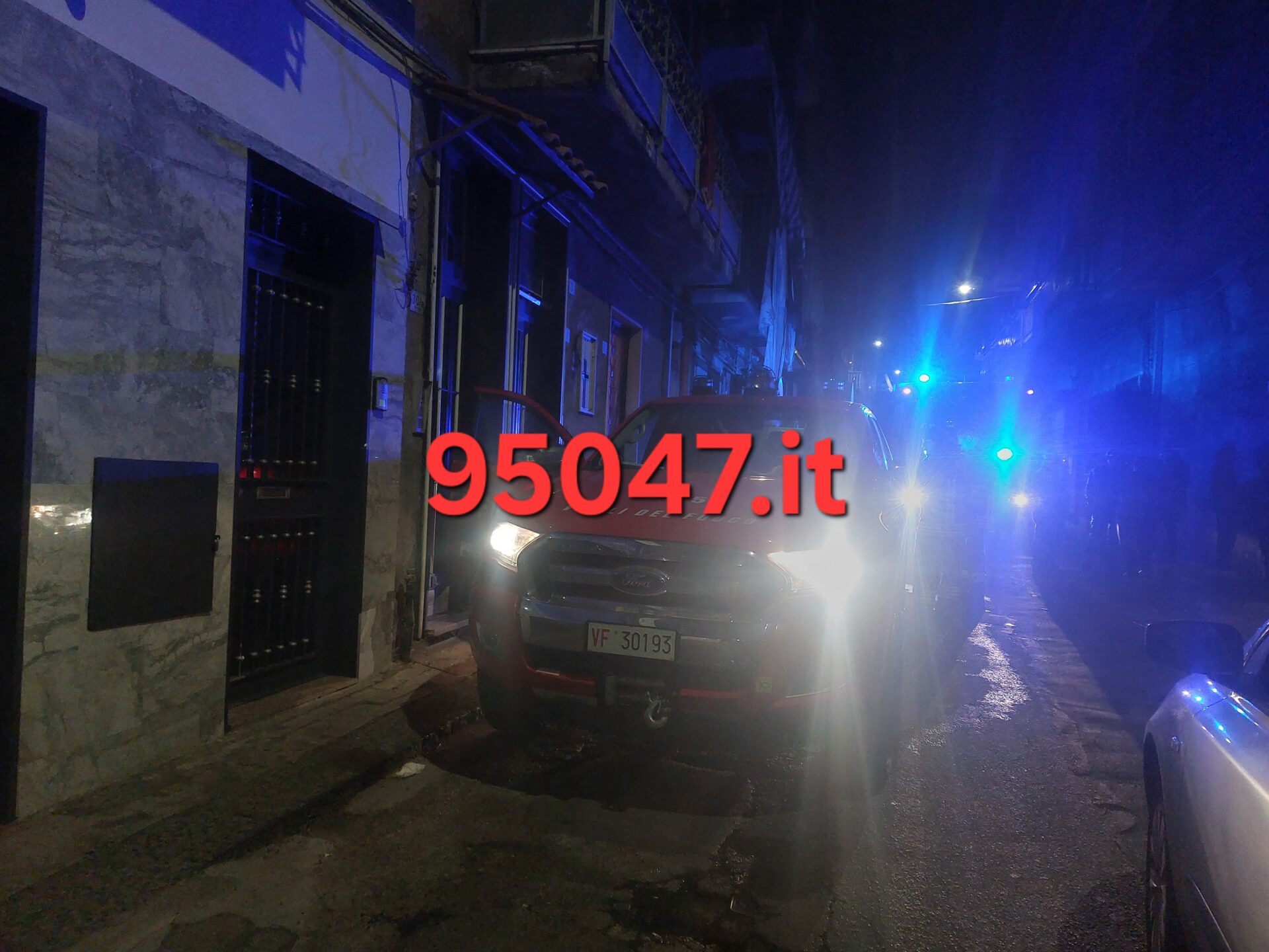 PATERNÒ, INCENDIO IN UN APPARTAMENTO: L’INTERVENTO DEI VIGILI DEL FUOCO HA EVITATO CHE ARRIVASSE A DUE BOMBOLE DI GAS