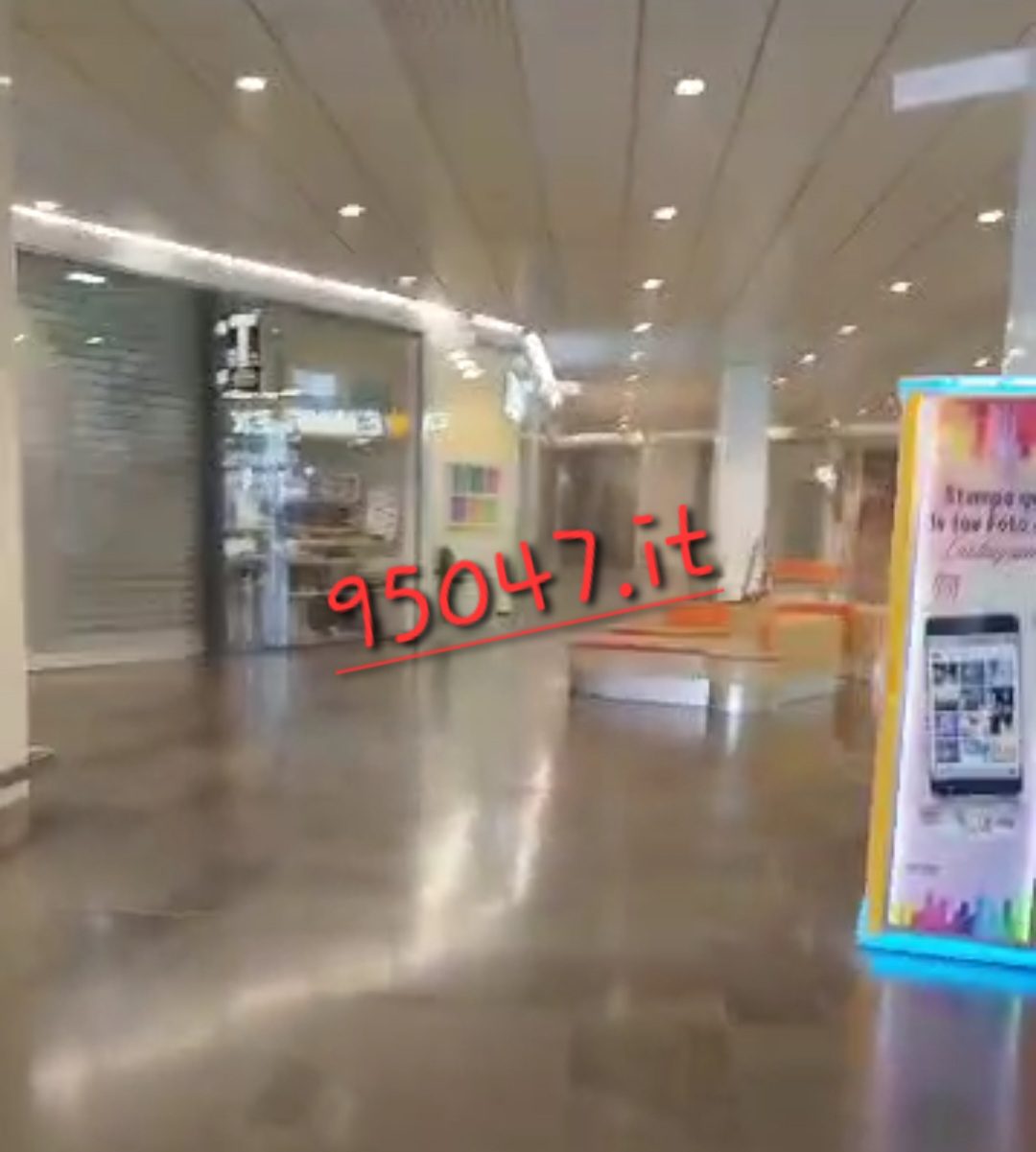 PRINCIPIO D'INCENDIO AL CENTRO COMMERCIALE ETNAPOLIS: EVACUAZIONE PRECAUZIONALE E RAPIDA AZIONE DELLE AUTORITÀ