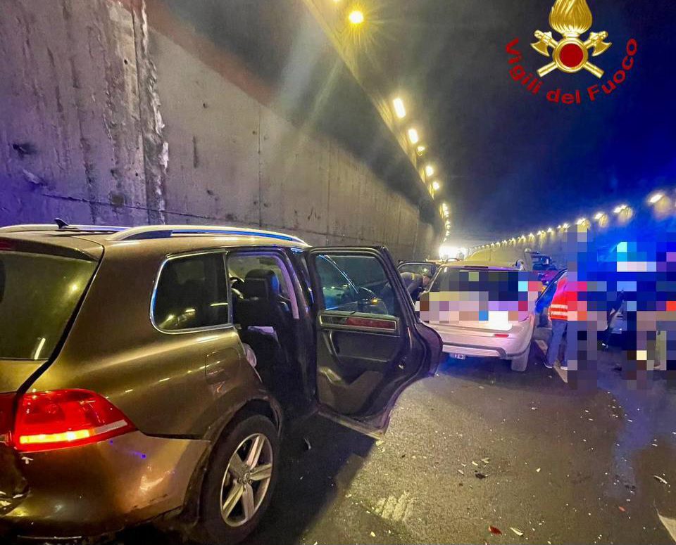 GRAVE INCIDENTE IERI IN GALLERIA A CATANIA: SCONTRO TRA TRE AUTO, 7 FERITI INCLUSI BAMBINI E UNA DONNA INCINTA SALVATA DALLE LAMIERE