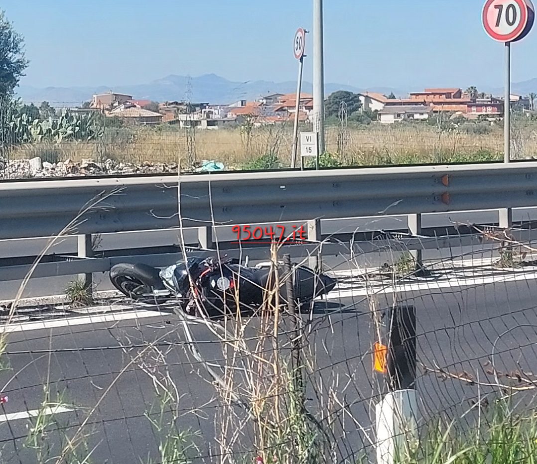 SS 121: GRAVE INCIDENTE TRA PALAZZOLO E PATERNO', MOTOCICLISTA FERITO