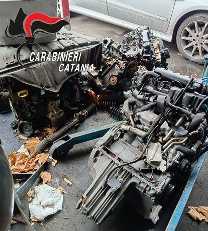 GIARRE, DIPENDENTE IN NERO E RIFIUTI SPECIALI IN UN’OFFICINA: DENUNCIATO IL TITOLARE