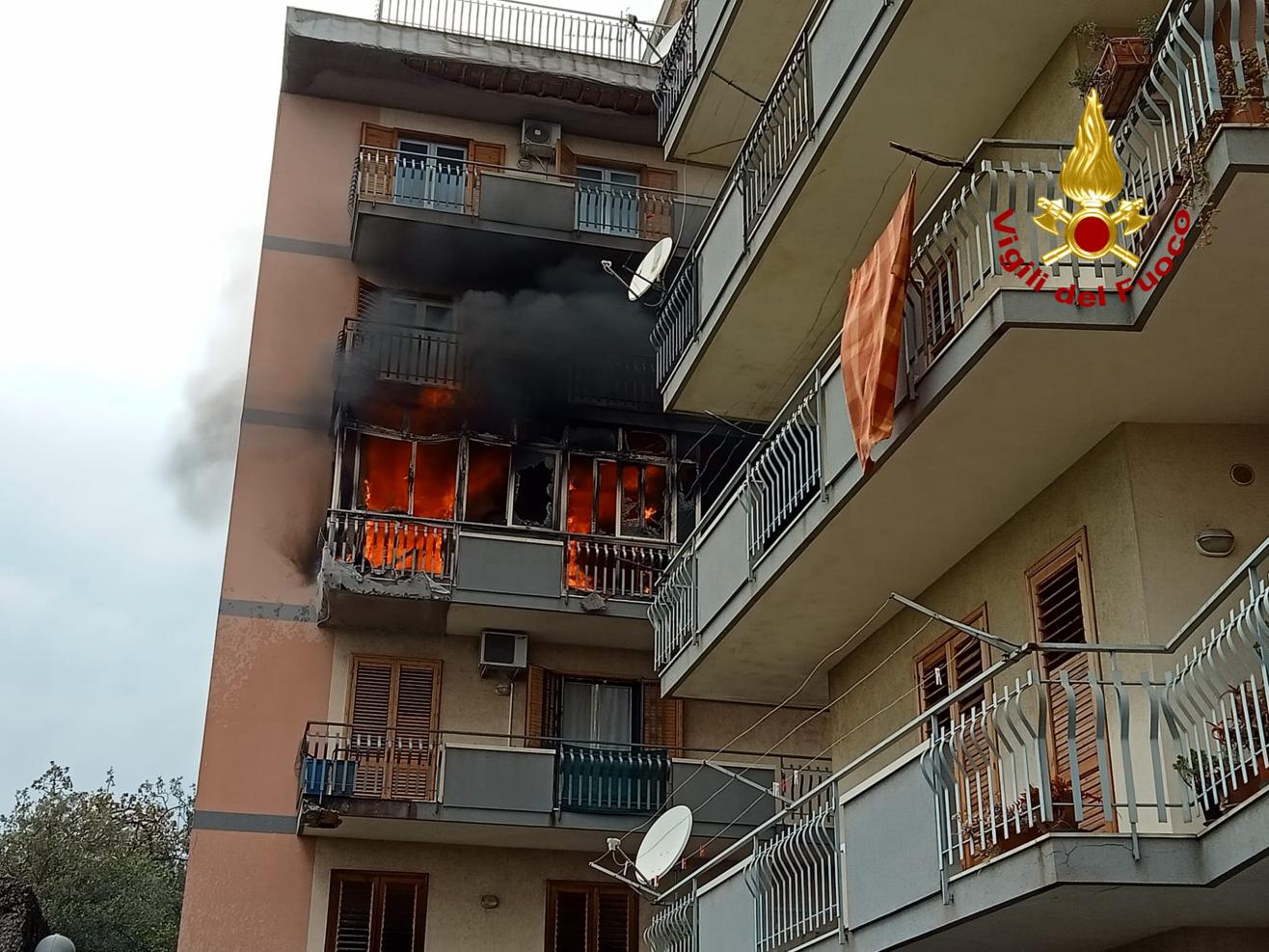 INCENDIO IN UN ABITAZIONE AD ACIREALE, SALVATI DALLE FIAMME DUE ADULTI ED UN BAMBINO