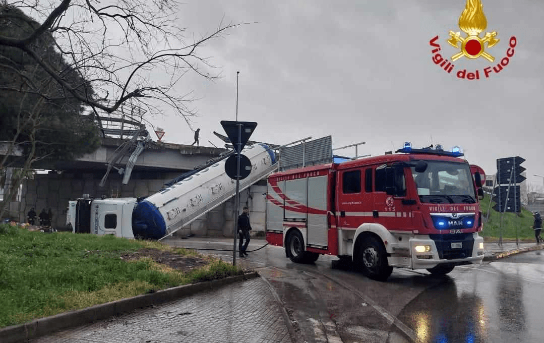 CAMION SFONDA IL GUARD RAIL E CADE DAL CAVALCAVIA A BRINDISI: SALVI CONDUCENTE E I DUE CAGNOLINI A BORDO