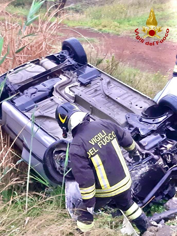 INCIDENTE SULLA SP135: AUTO SI RIBALTA TRA PATERNÒ E BELPASSO, FINENDO NELLA VEGETAZIONE. FERITO IL CONDUCENTE