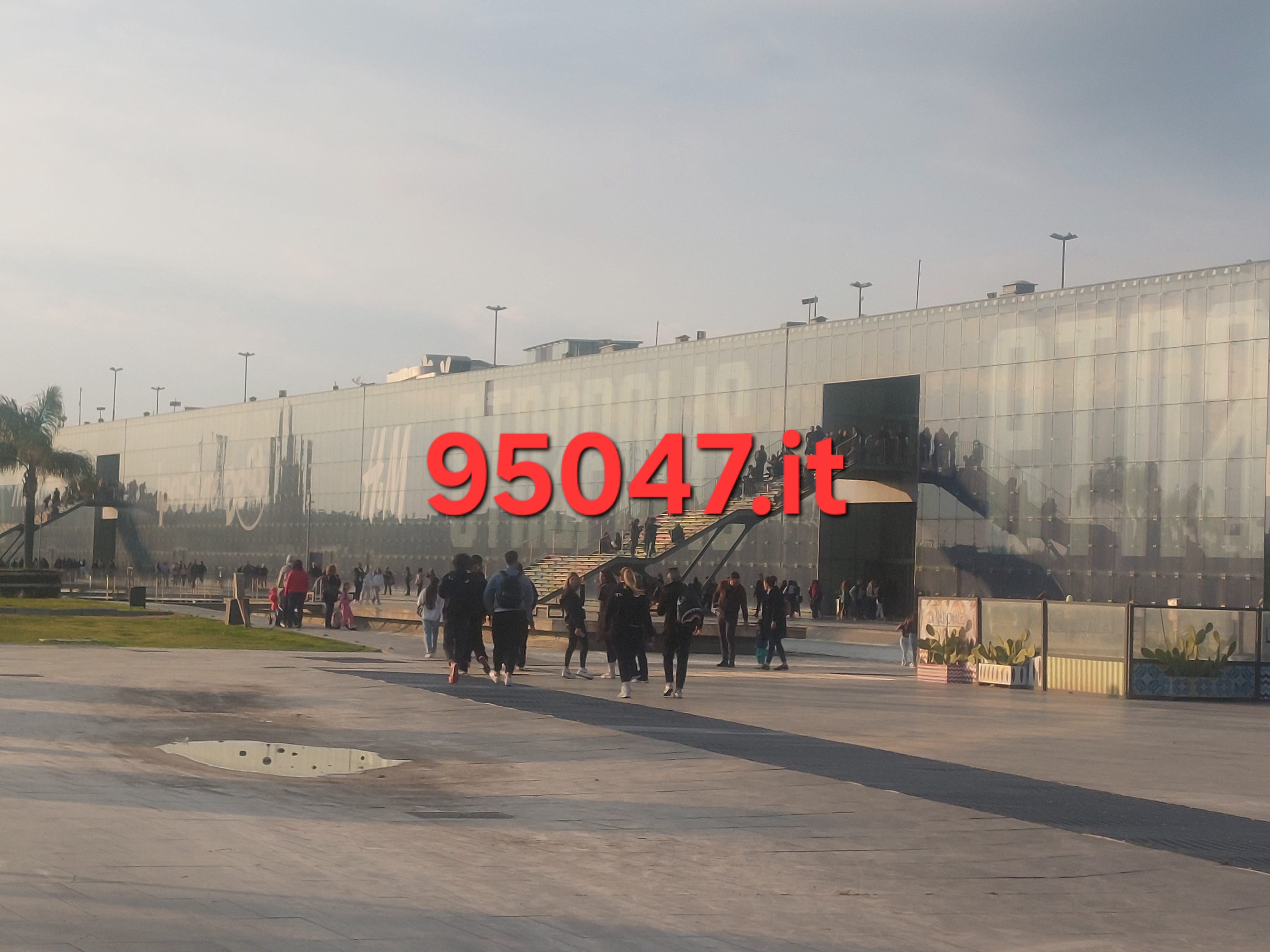 BELPASSO, EVACUATO PER UN INCENDIO IL CENTRO COMMERCIALE ETNAPOLIS