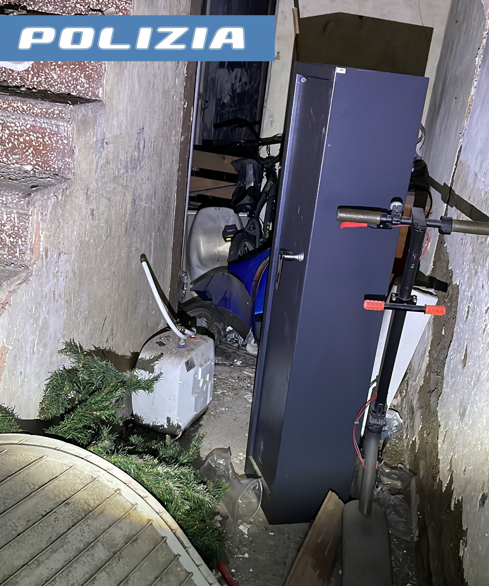 CATANIA. I POLIZIOTTI RINVENGONO UNA CASSAFORTE, LA APRONO E TROVANO MARJUANA E HASHISH