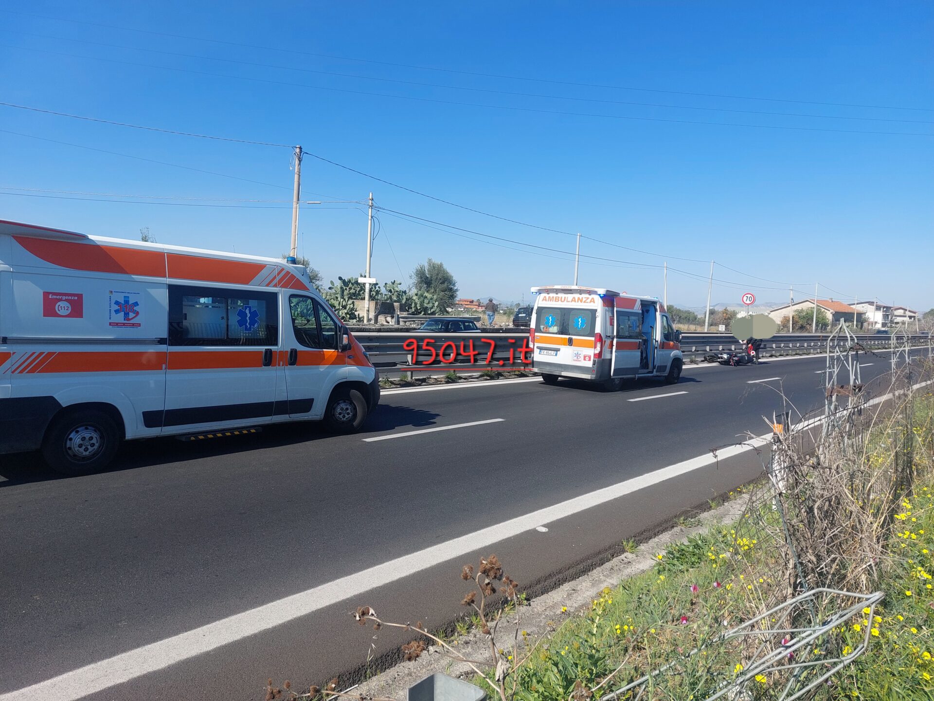 SS 121: GRAVE INCIDENTE TRA PALAZZOLO E PATERNO', MOTOCICLISTA FERITO