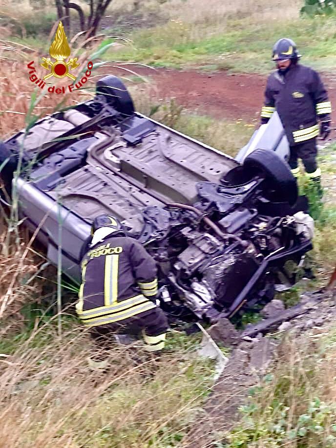 INCIDENTE STRADALE TRA PATERNÒ E BELPASSO: AUTO RIBALTATA SULLA SP135.