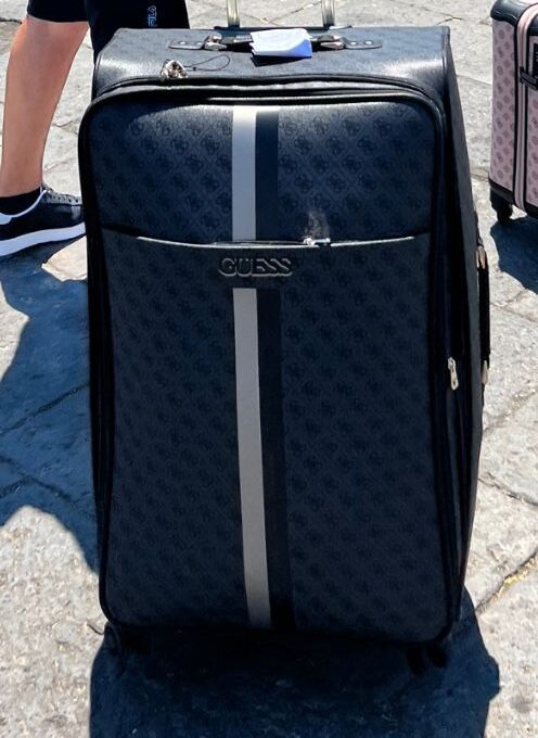 APPELLO STRAZIANTE PER LA VALIGIA RUBATA: DENTRO IL CORREDINO DEL MIO BAMBINO IN ARRIVO