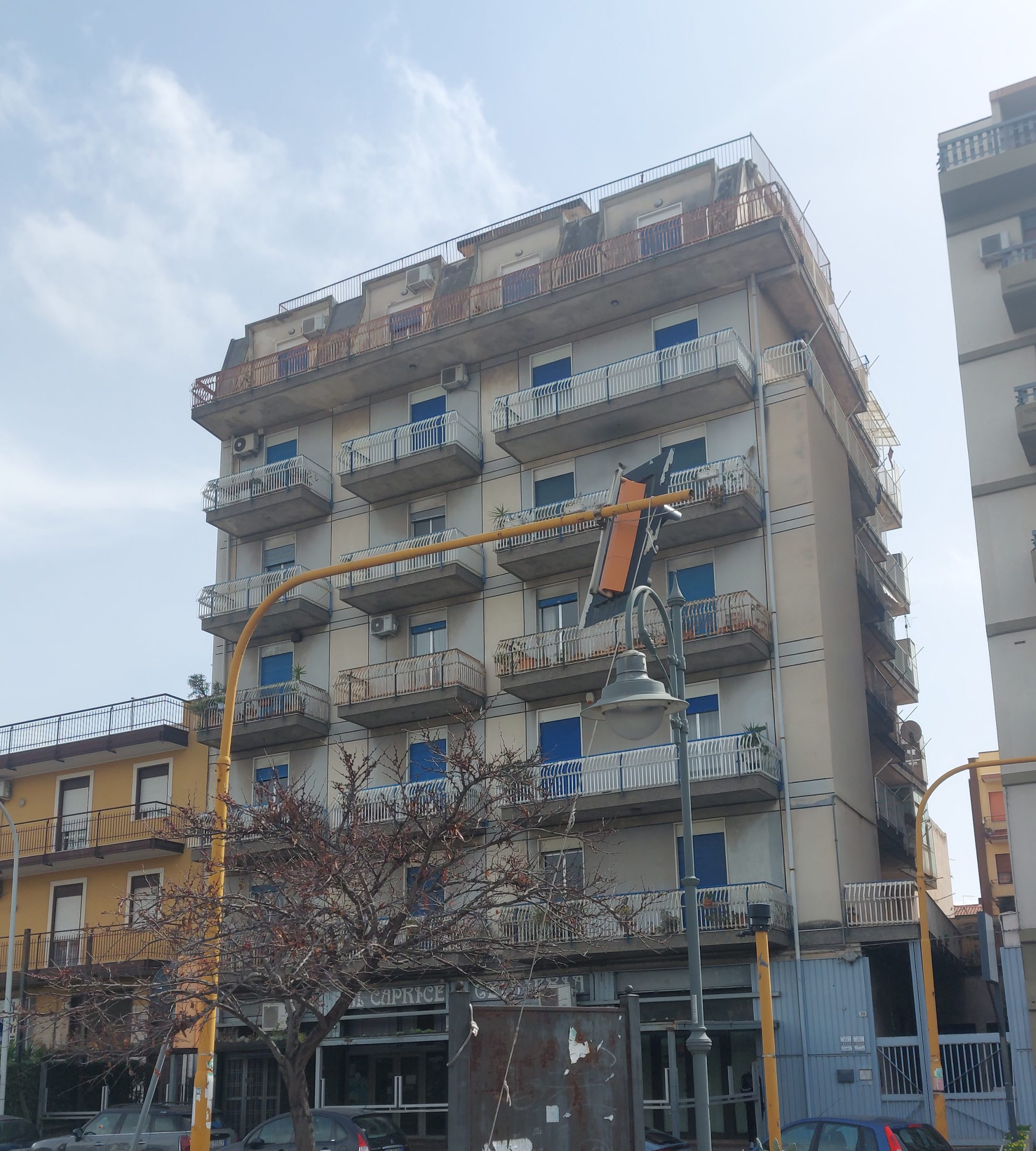 PATERNO'. SEMAFORO PERICOLANTE AL CORSO ITALIA RIMOSSO DAI VIGILI DEL FUOCO