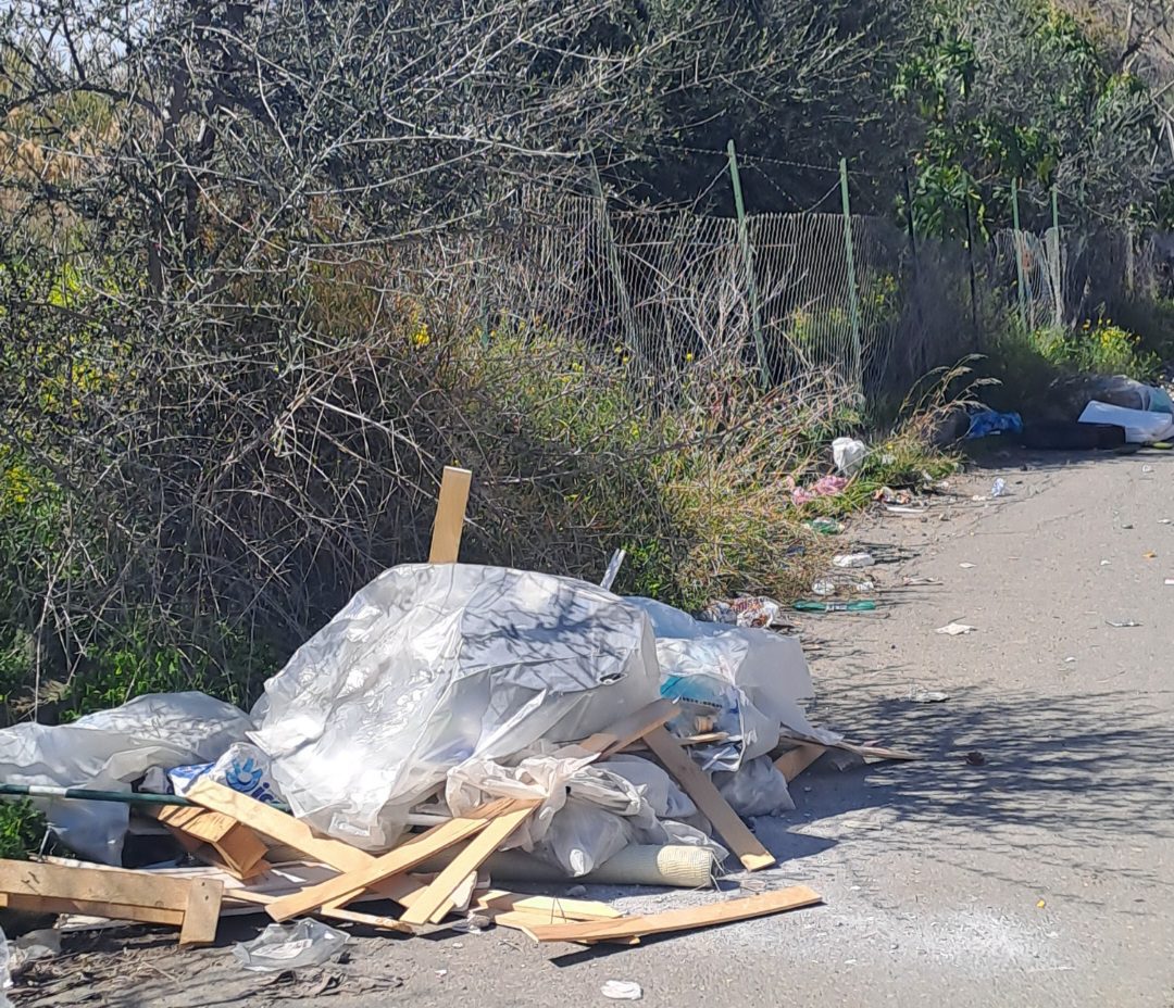 LA DISCARICA A CIELO APERTO IN CONTRADA PONTE BARCA, LA SEGNALAZIONE DEI NOSTRI LETTORI
