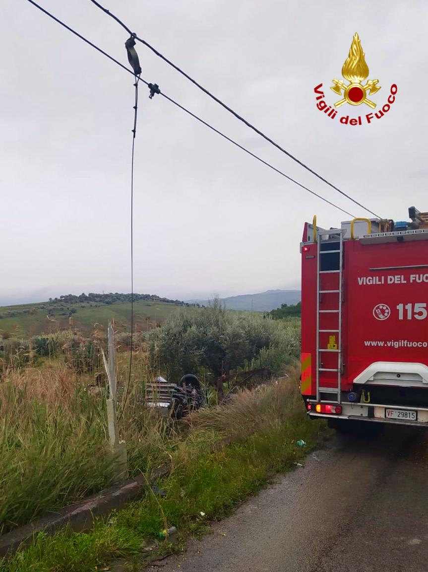 INCIDENTE SULLA SP135: AUTO SI RIBALTA TRA PATERNÒ E BELPASSO, FINENDO NELLA VEGETAZIONE. FERITO IL CONDUCENTE