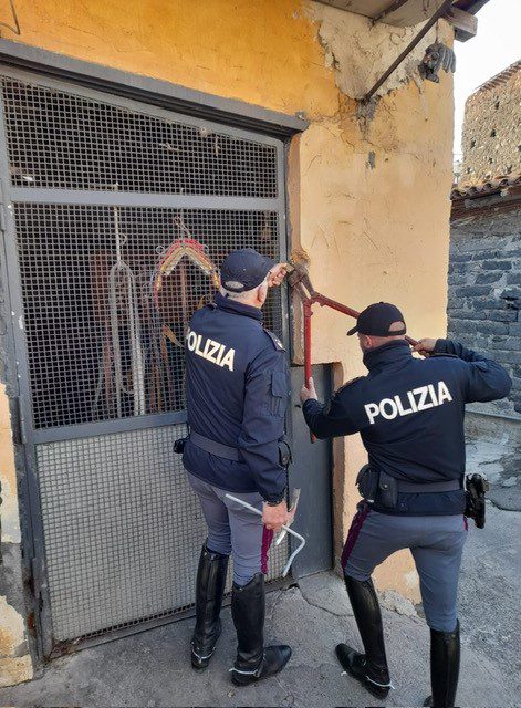 CONTROLLI DELLA POLIZIA DI STATO NEL QUARTIERE “SAN CRISTOFORO”, SCOPERTE ALTRE STALLE ABUSIVE