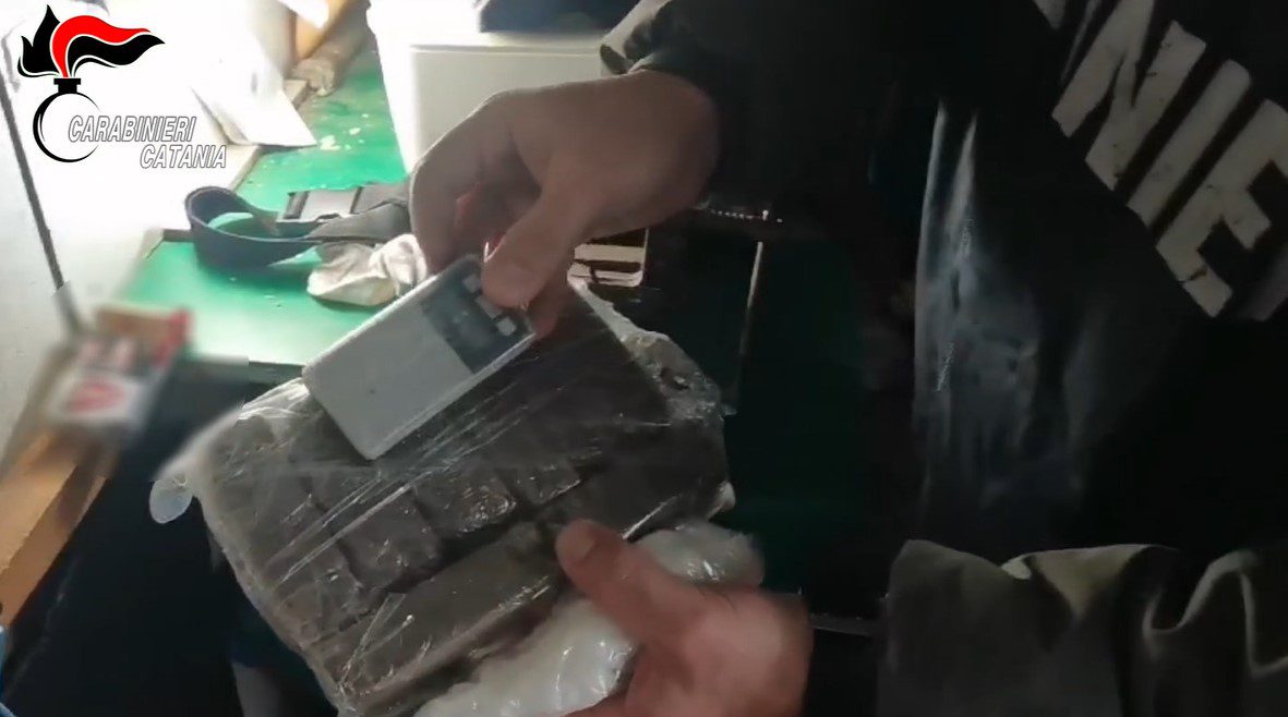 CATANIA. SCOVANO UN DEPOSITO DI DROGA AL VILLAGGIO S. AGATA CON CIRCA 1 KG DI STUPEFACENTE. PREGIUDICATO ARRESTATO