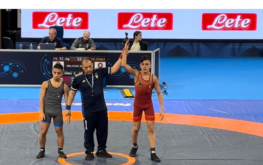 IL GIOVANISSIMO PATERNESE GIORGIO CONQUISTA IL TITOLO ITALIANO DI LOTTA LIBERA