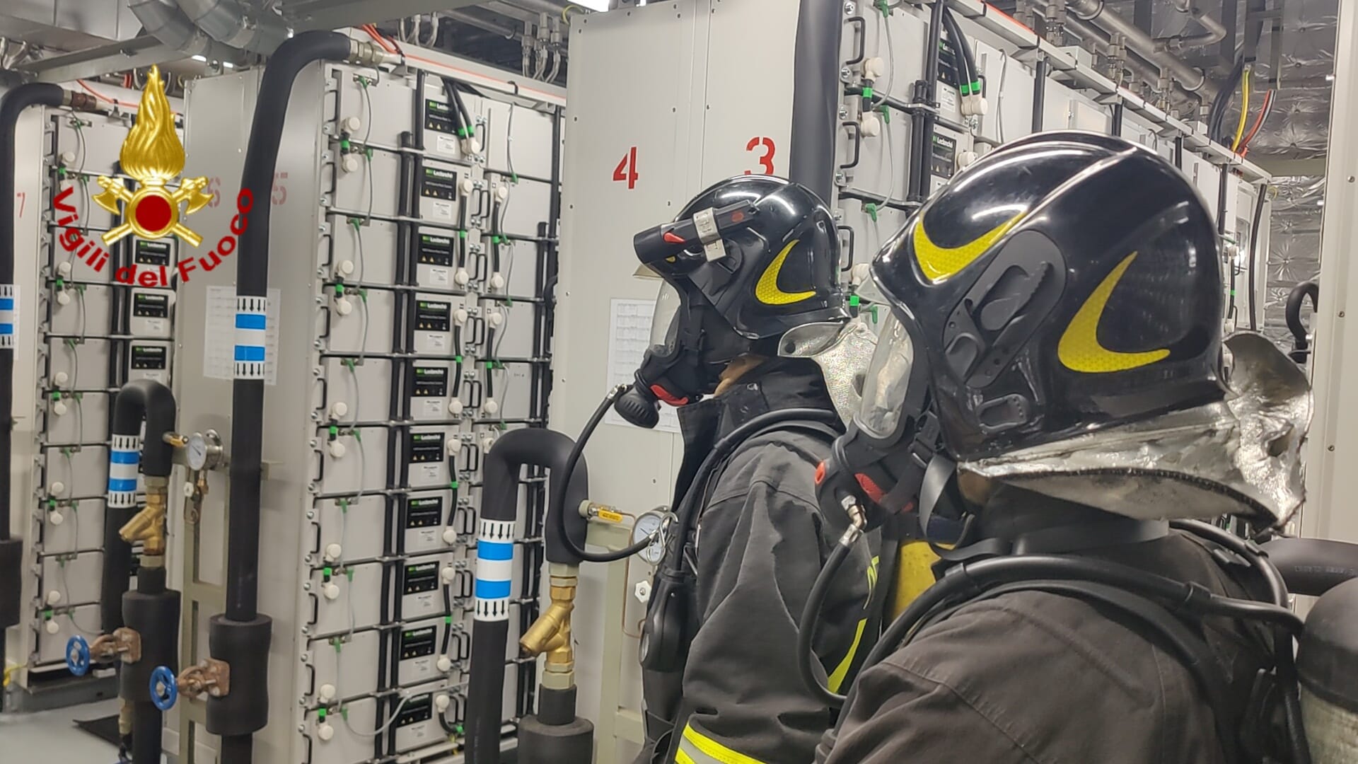 CATANIA, PRINCIPIO DI INCENDIO A BORDO DI UNA NAVE ORMEGGIATA AL PORTO. INTERVENTO DEI VIGILI DEL FUOCO