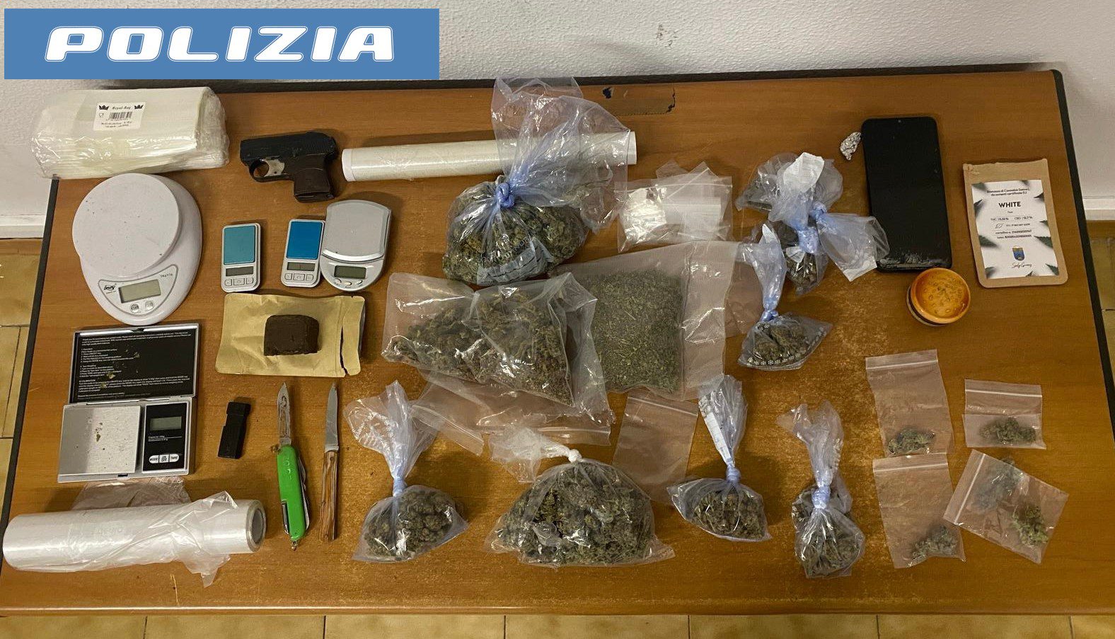 CATANIA. I POLIZIOTTI RINVENGONO UNA CASSAFORTE, LA APRONO E TROVANO MARJUANA E HASHISH