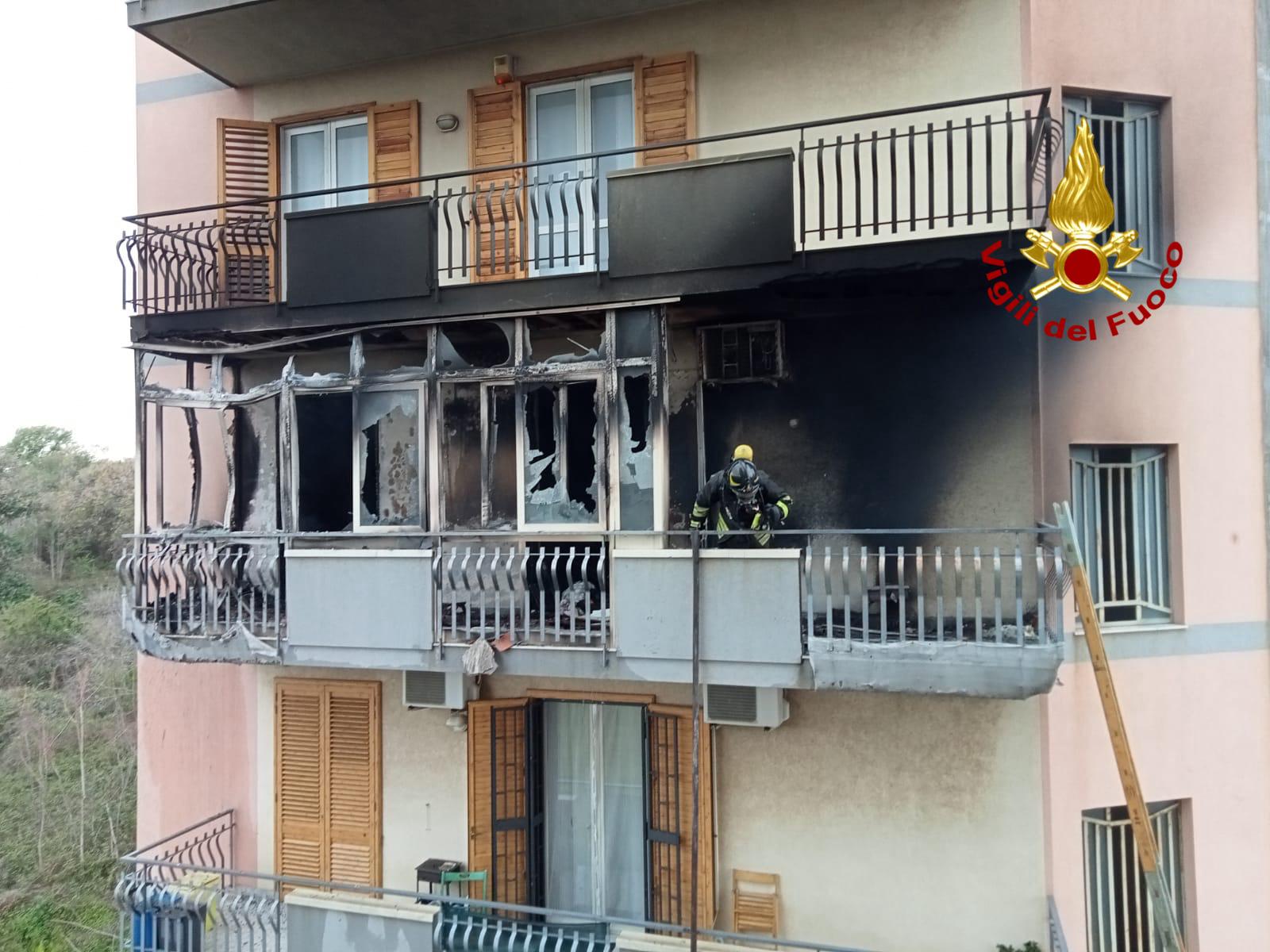 INCENDIO IN UN ABITAZIONE AD ACIREALE, SALVATI DALLE FIAMME DUE ADULTI ED UN BAMBINO