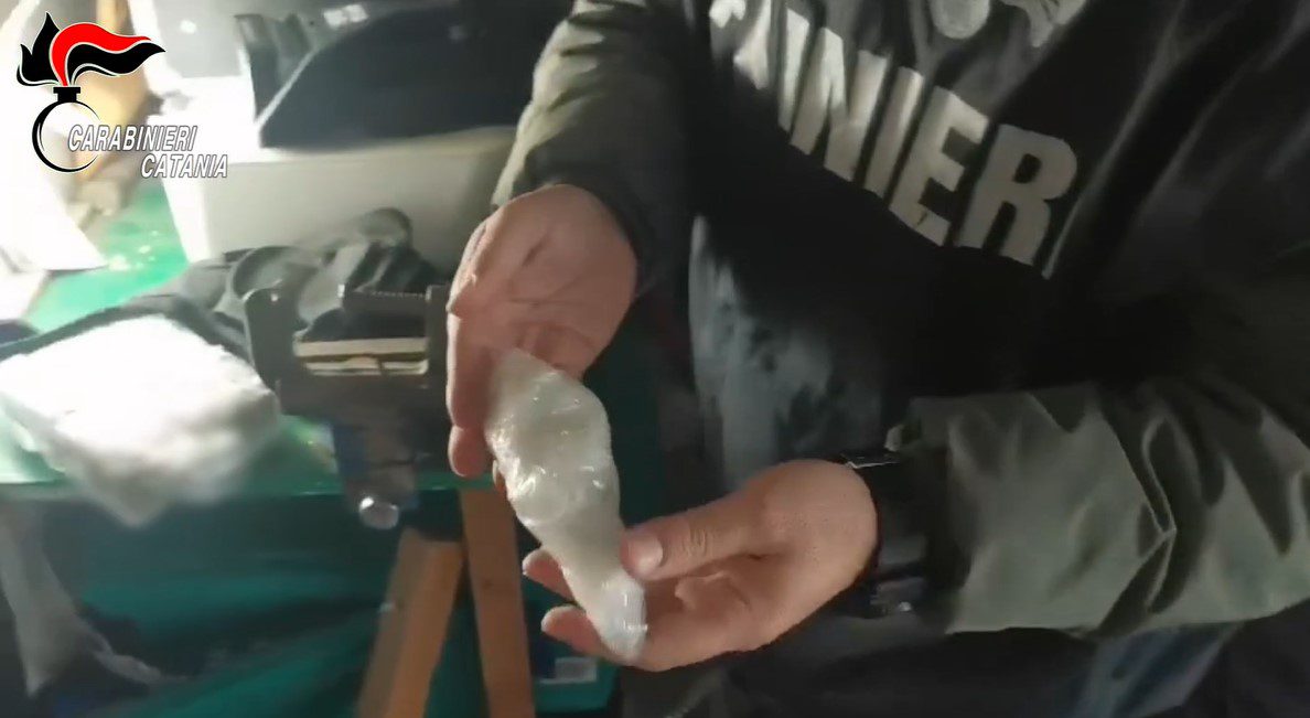 CATANIA. SCOVANO UN DEPOSITO DI DROGA AL VILLAGGIO S. AGATA CON CIRCA 1 KG DI STUPEFACENTE. PREGIUDICATO ARRESTATO