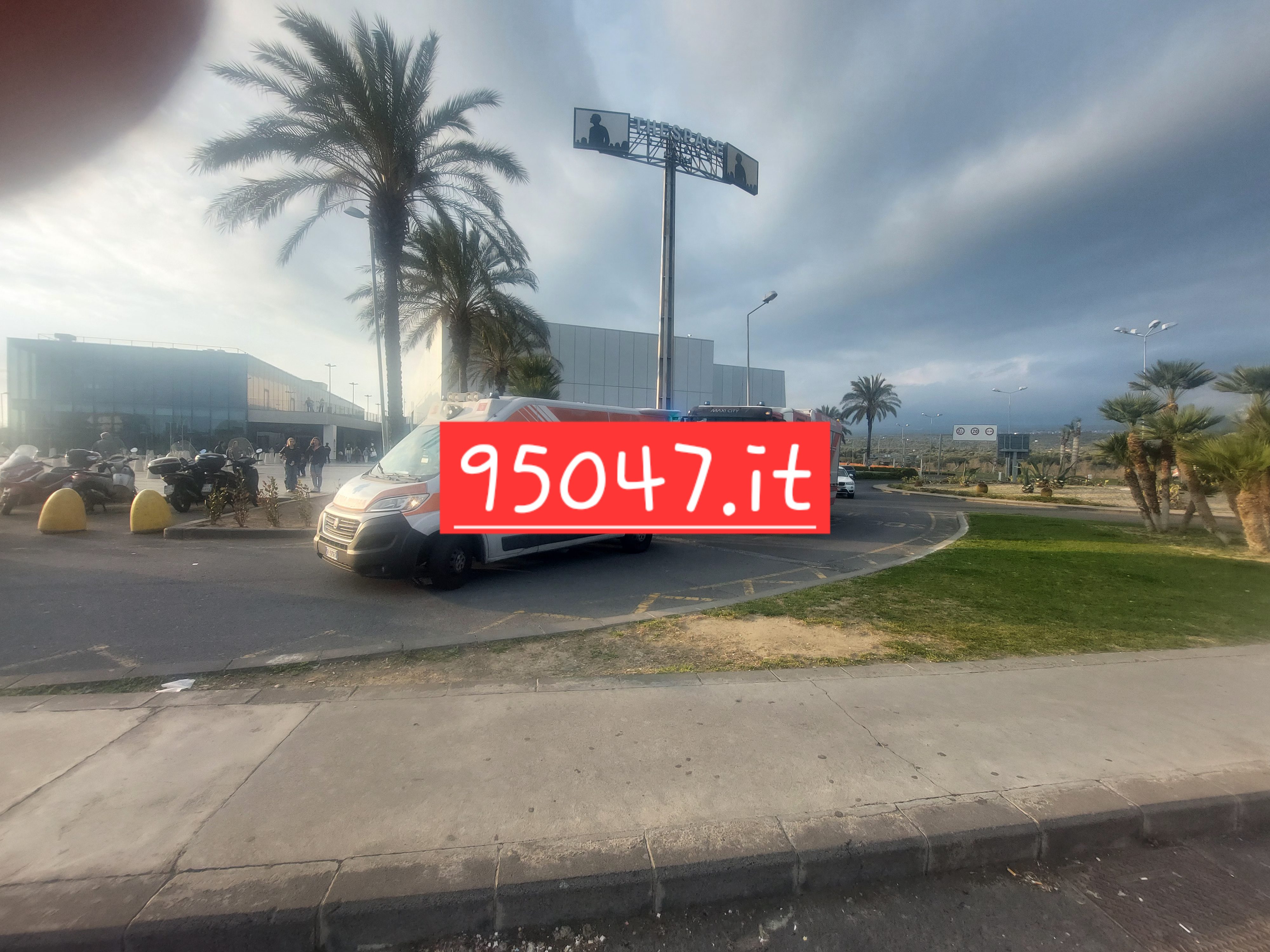 BELPASSO, EVACUATO PER UN INCENDIO IL CENTRO COMMERCIALE ETNAPOLIS