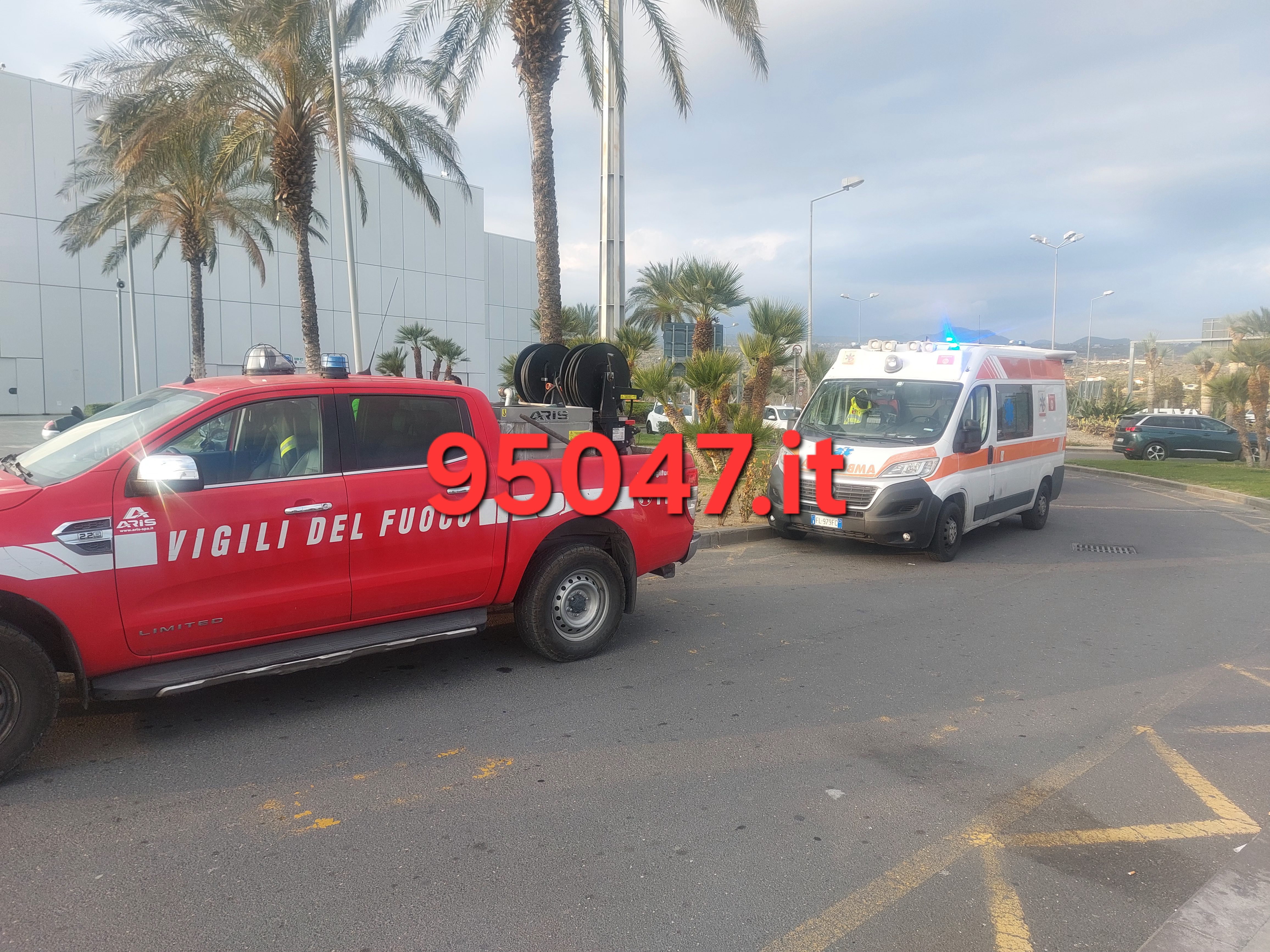 BELPASSO, EVACUATO PER UN INCENDIO IL CENTRO COMMERCIALE ETNAPOLIS